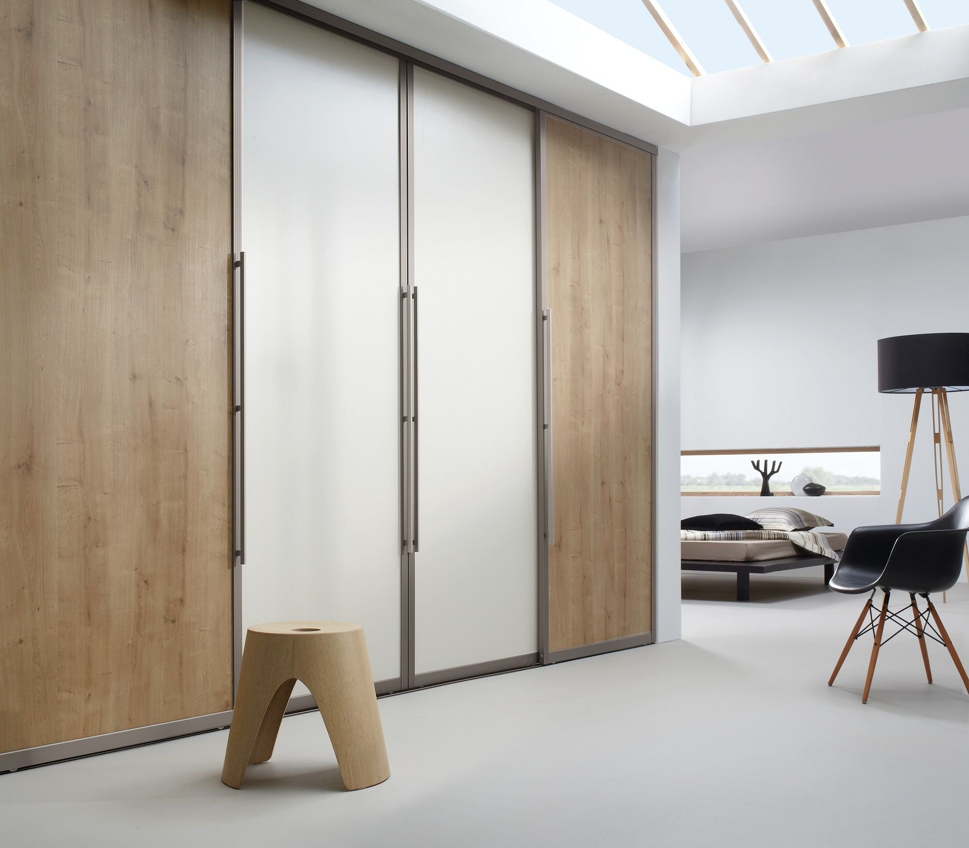 La porte de dressing coulissante garantit un style moderne pour